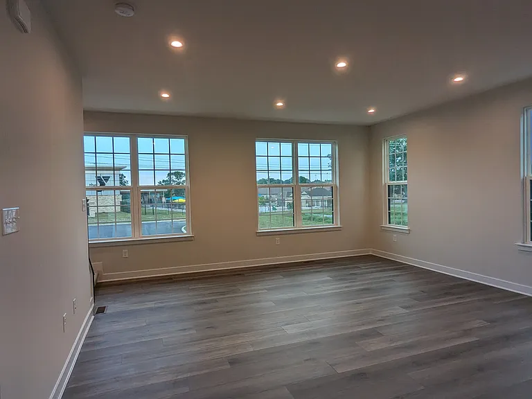 335 E Cochran St — Photo 23