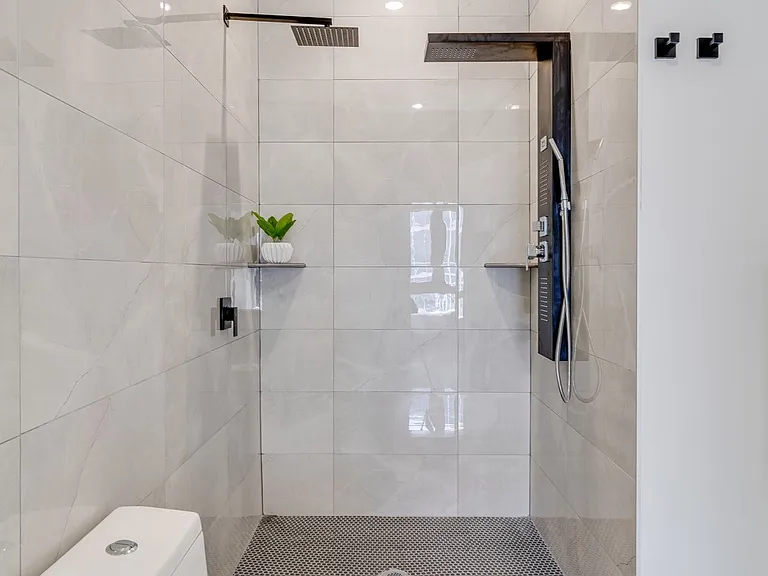 Brand New Luxury Townhouses — Photo 22