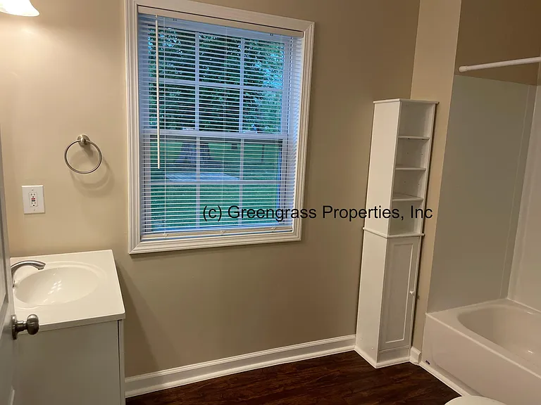 Full Bath, towel closet, shower/tub combo