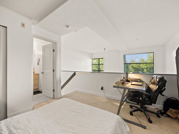 2 bedroom rental in Surrey — photo 15