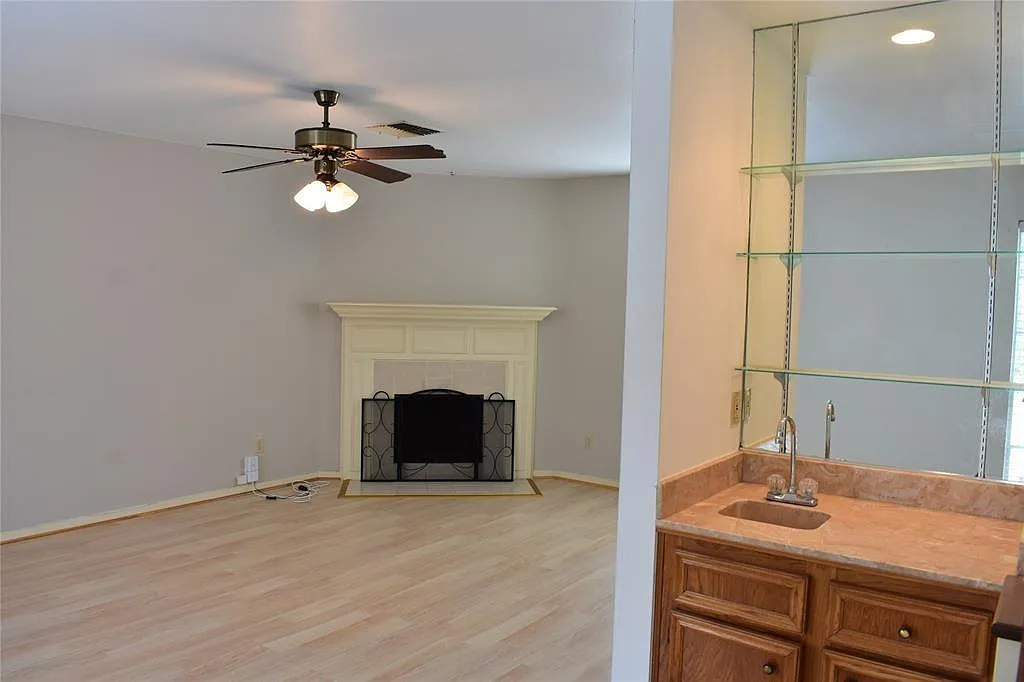 2 bed, 1.5 bath, 1212 sqft, $2,100 — Photo 3