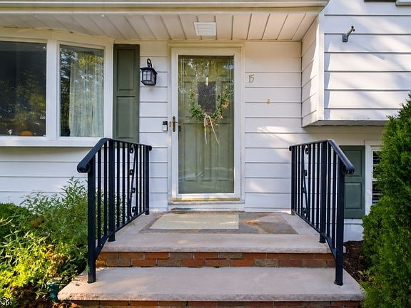 3rd image of 15 Stonehill Rd