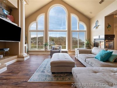 825 Grand View Dr, Sunrise Beach, MO, 65079