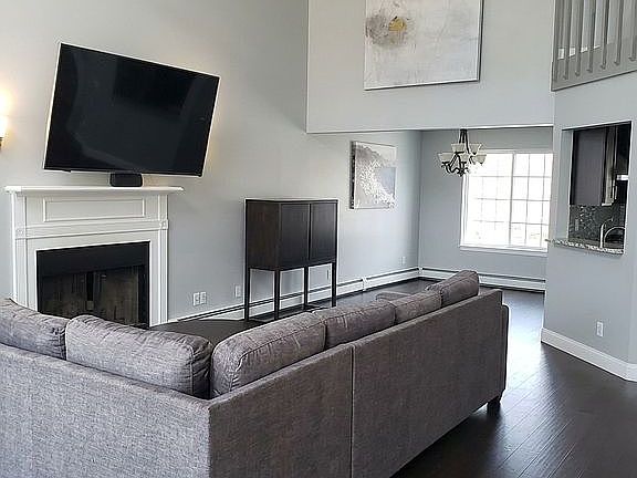 3rd image of 5 Oak Hill Ln