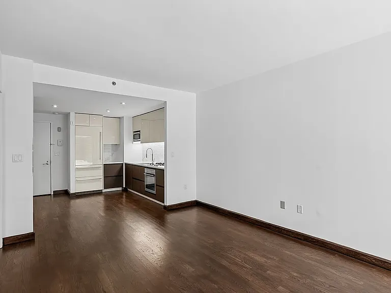138 E 12th St #2G — Photo 3