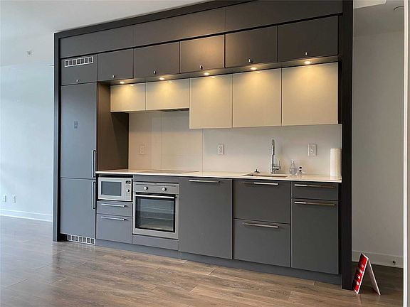 4th image of 15 Grenville St #1001