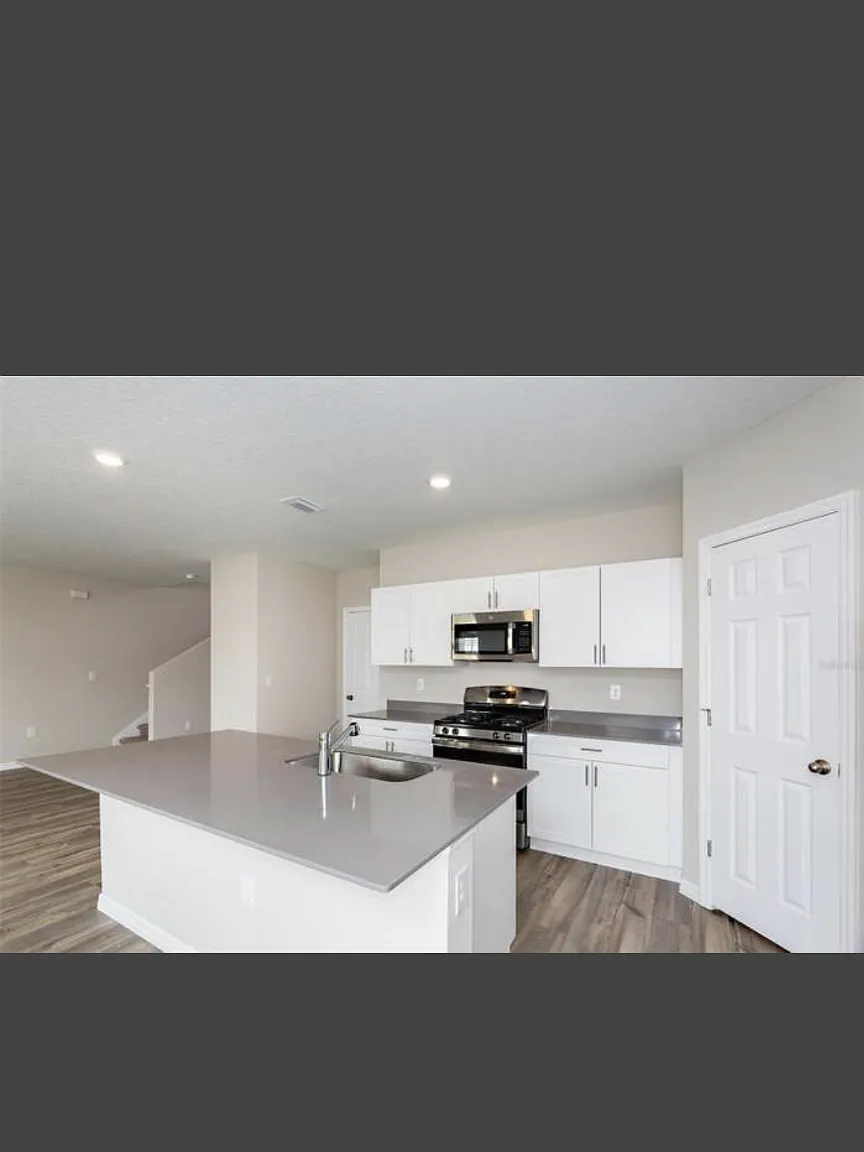 4 bed, 2057 sqft, $3,840 — Photo 4