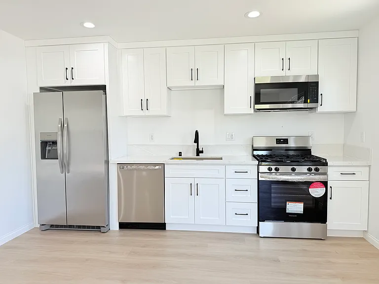 5659 Woodman Ave — Photo 4