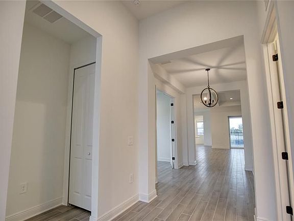 5th image of 18829 Valleta Ave