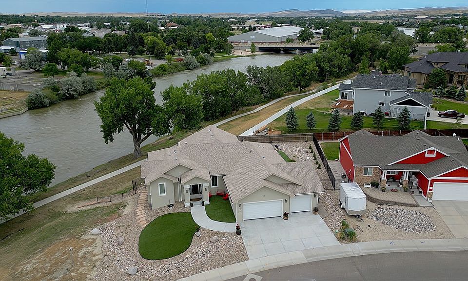 1st image of 879 N Shoshone Dr
