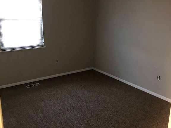 3rd image of 4802 Oakwood Trl