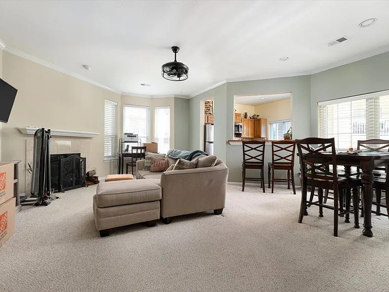 664 Gateway Dr SE #302 — Photo 4