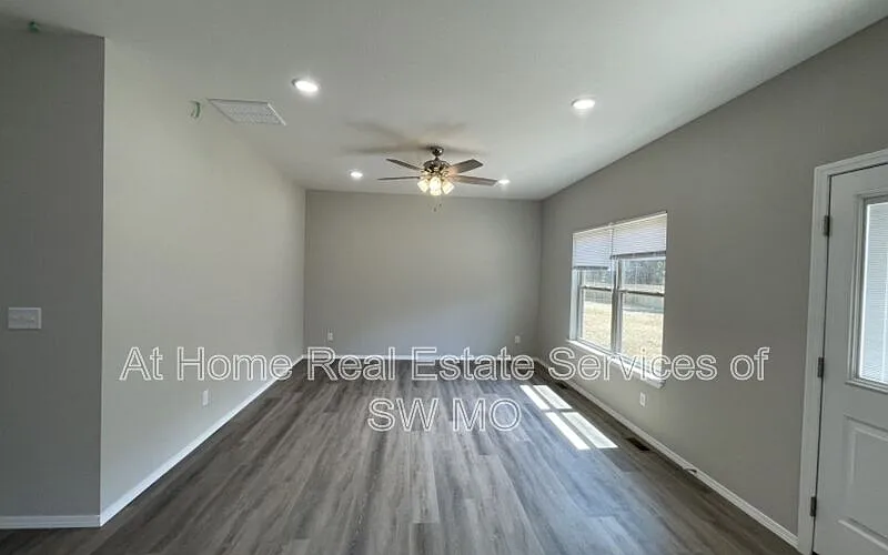 3 bed, 2.0 bath, 1440 sqft, $1,825 — Photo 4