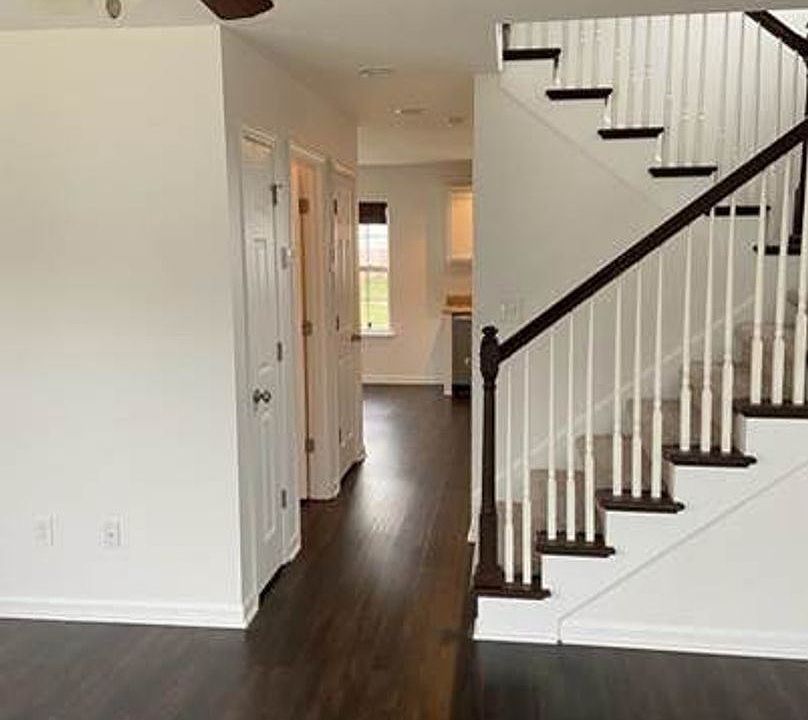 1st image of 724 Chamberlain Manor Way