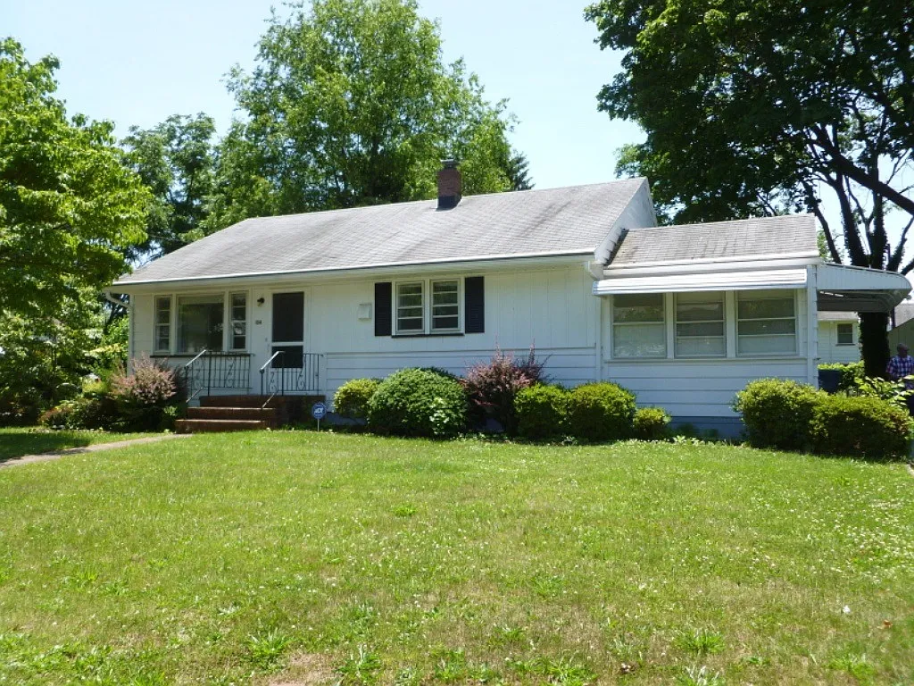 134 Runyon Ave photo 1
