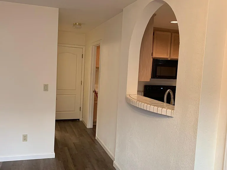 4020 Eastwood Village Ln — Photo 4