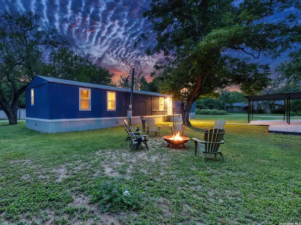 111 W MAHAFFEY ST, Uvalde, TX 78801