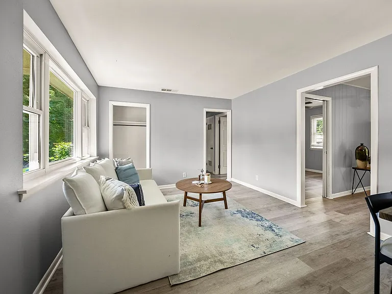 15 Village Ct — Photo 4