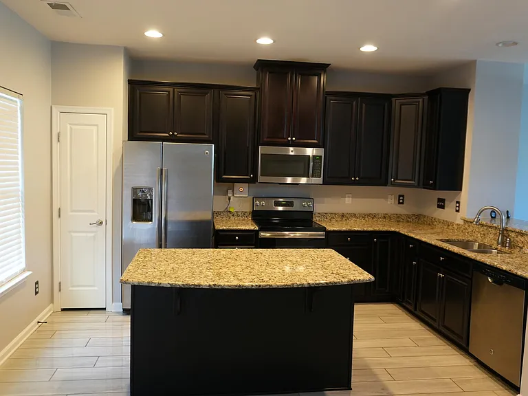 1645 Fleetwood Dr — Photo 5
