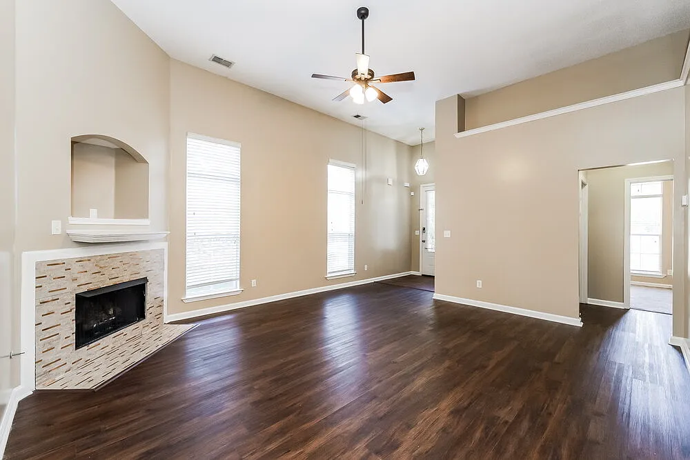 3 bed, 2.0 bath, 1672 sqft, $2,005 — Photo 4