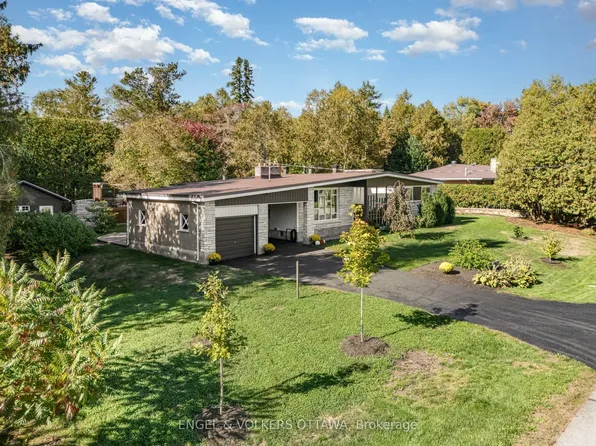 121 Grenfell Cres, Ottawa, ON K2G 0G5
