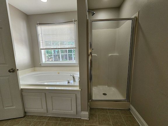 5th image of 381 Rosemount Dr