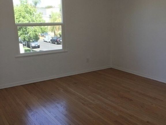 2nd image of 368 N Genesee Ave #2