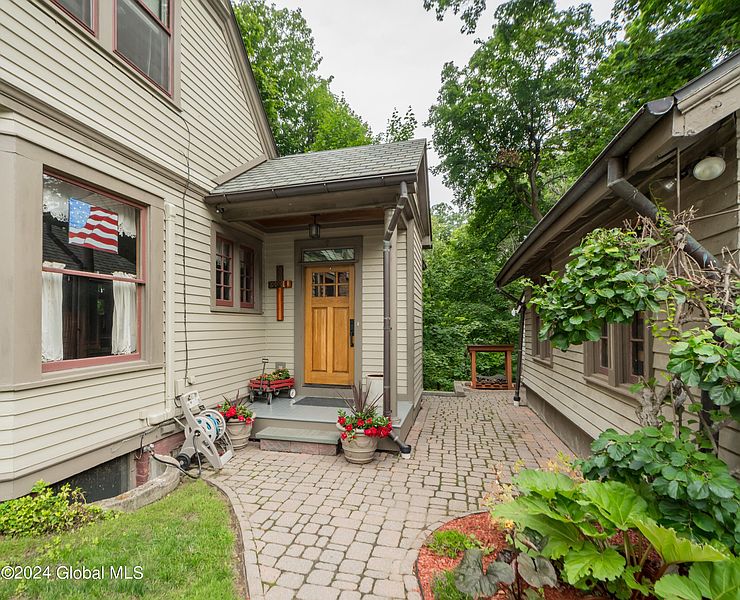 3rd image of 26 Hawthorne Avenue