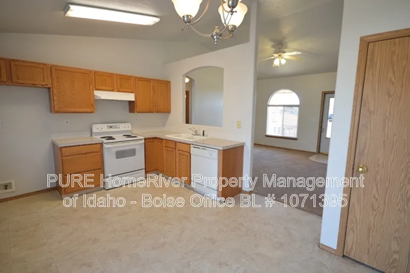3 bed, 2.0 bath, 1100 sqft, $1,995 — Photo 4