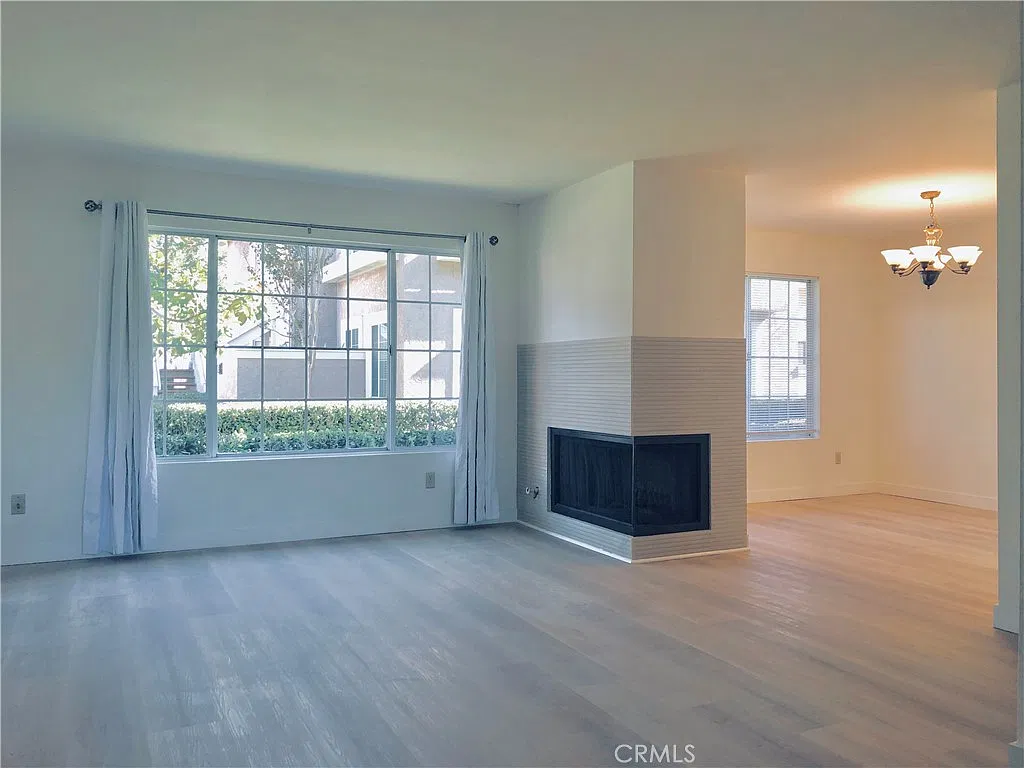 3 bed, 1284 sqft, $4,300 — Photo 2