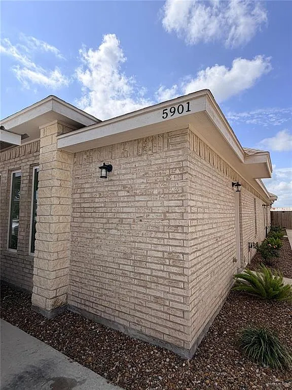 2 bed, 2.0 bath, 8904 sqft, $1,100 — Photo 1