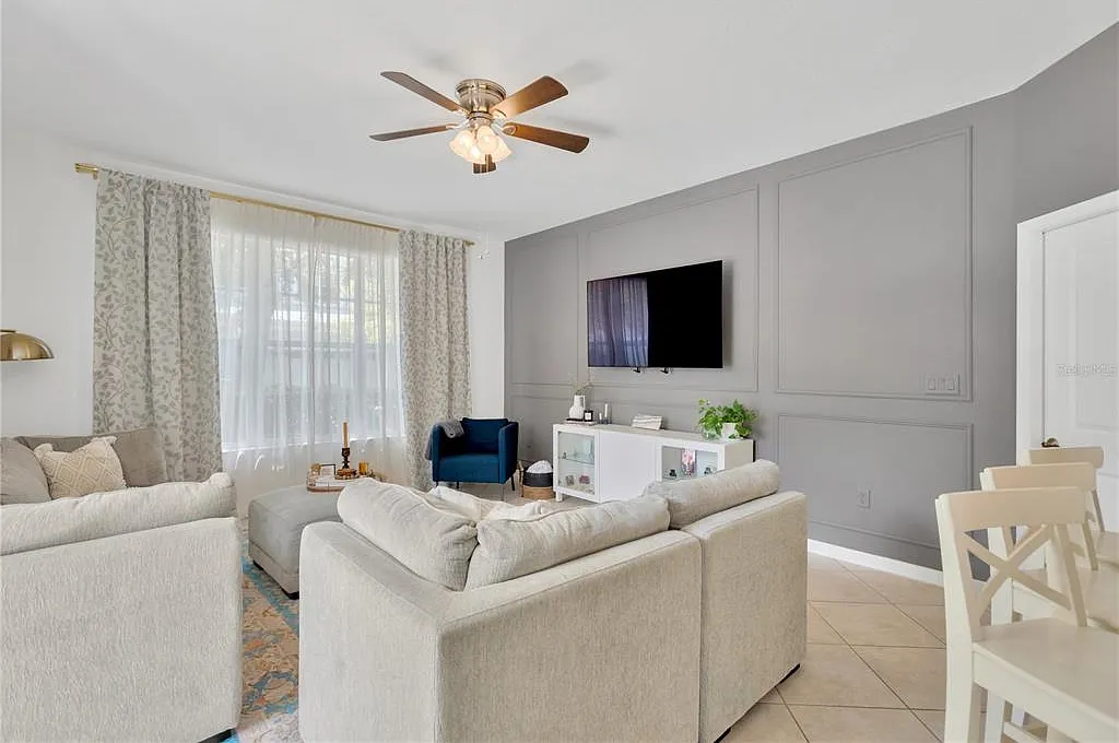 3 bed, 2.5 bath, 2339 sqft, $2,600 — Photo 3