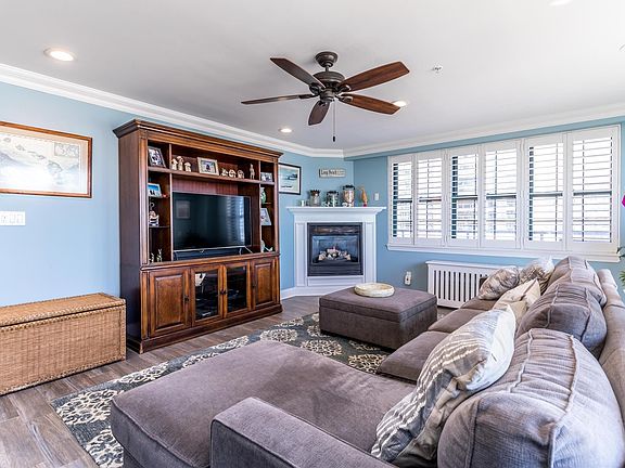 3rd image of 26 W Broadway APT 405