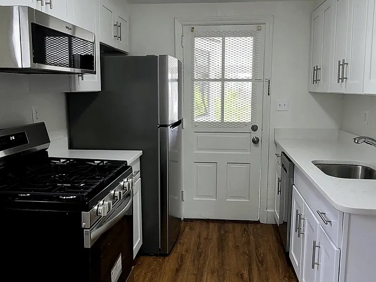 Kitchen (2 of 3)