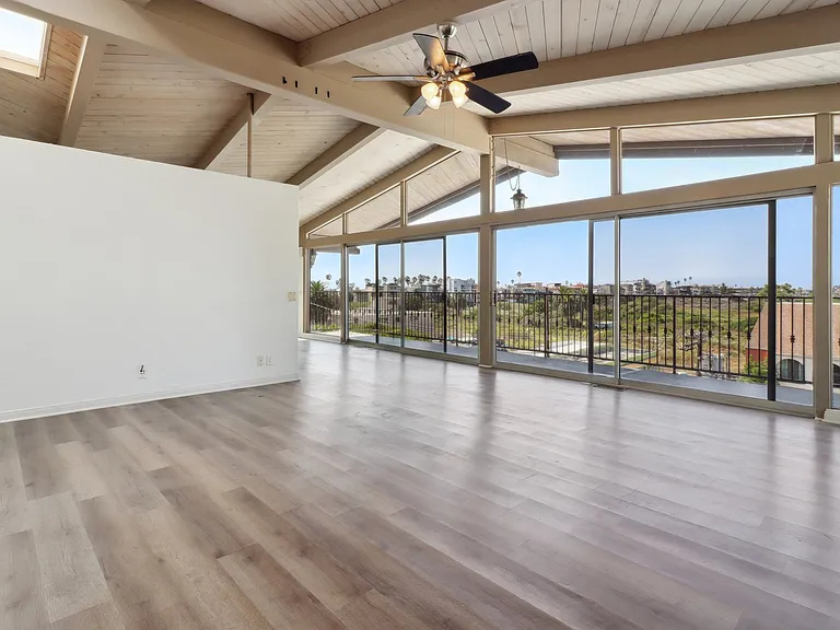 Pershing Dr — Photo 16