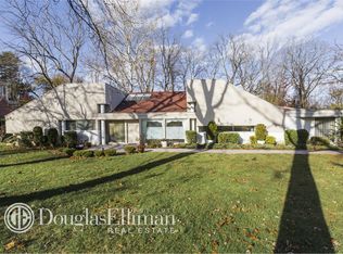 18 Farmers Rd, Great Neck, NY 11024