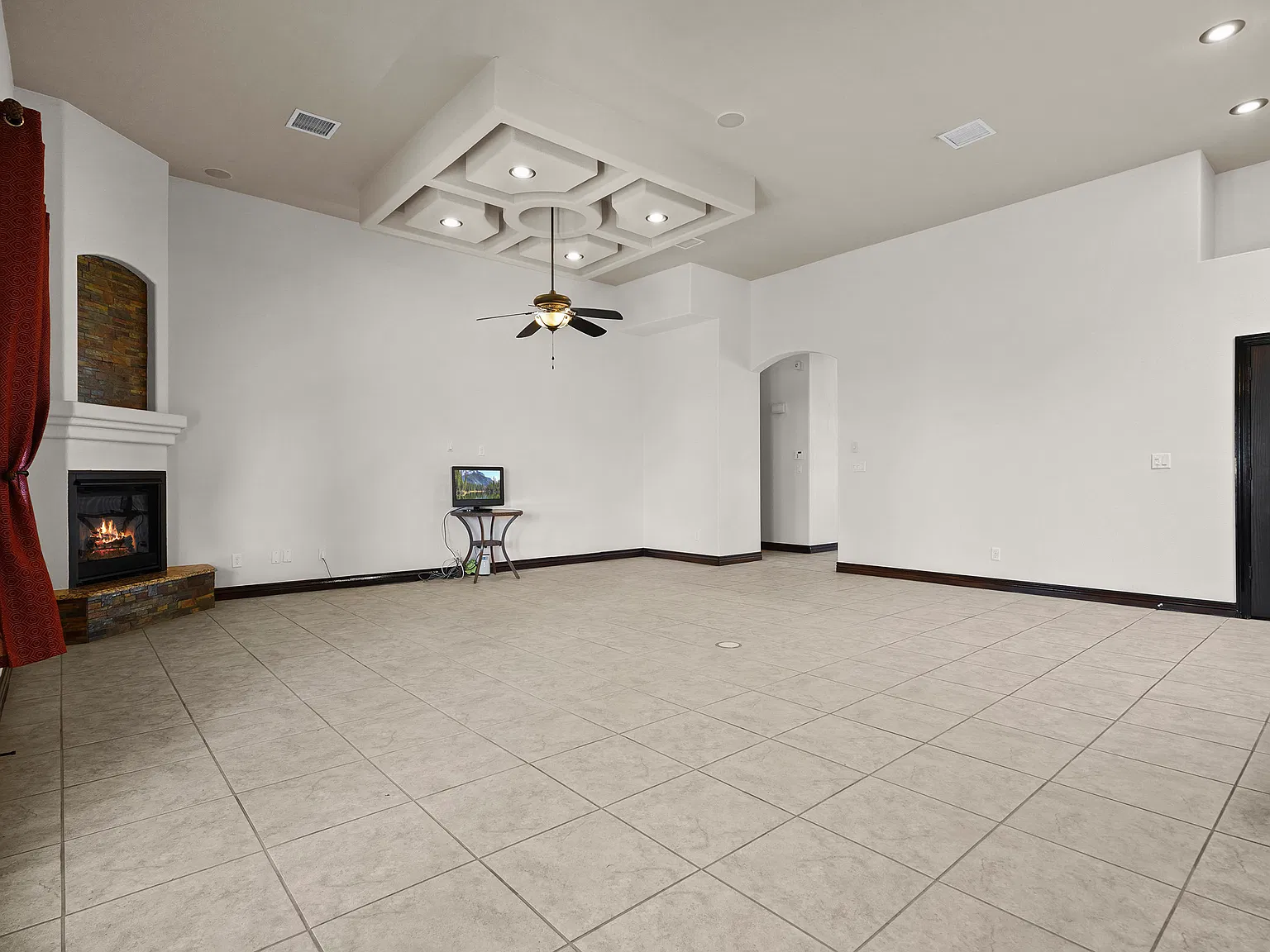 3 bed, 2489 sqft, $3,300 — Photo 2