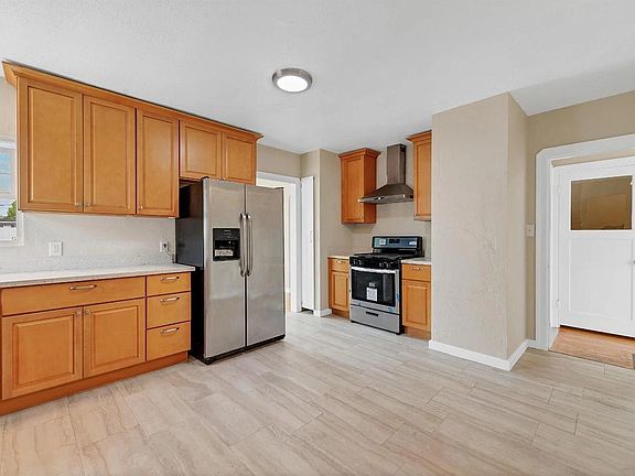 3rd image of 1015 Colusa St