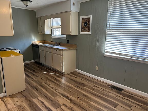 2nd image of 135 Ravenwood Cir
