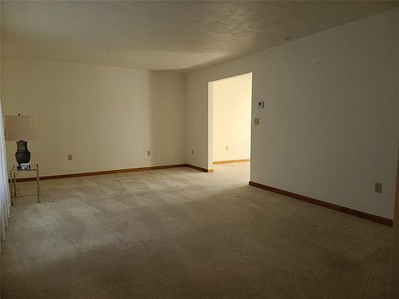 4th image of 160 Charles Dr