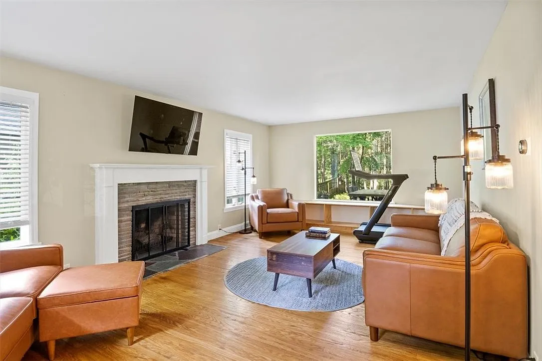 3 bed, 1.5 bath, 1826 sqft, $4,000 — Photo 4