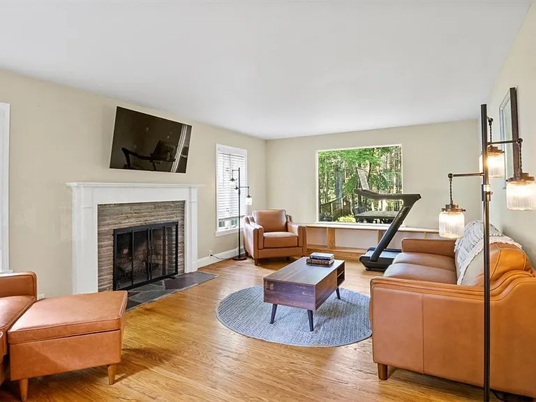 485 Oakridge Dr — Photo 5
