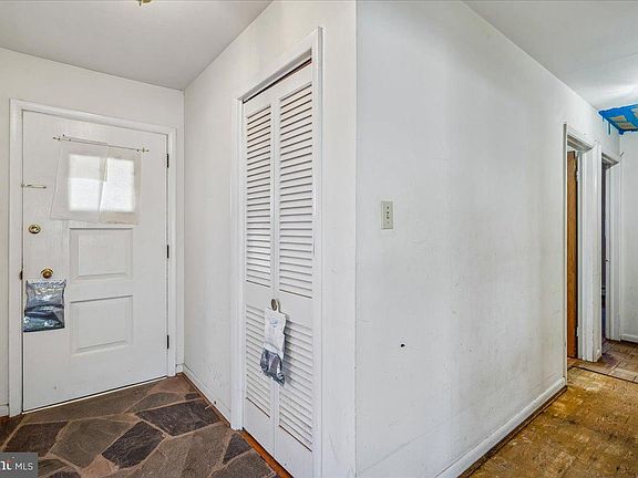 4th image of 305 River Bend Rd