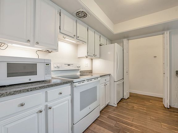 3rd image of 5572 S Marshwood Ln Unit E