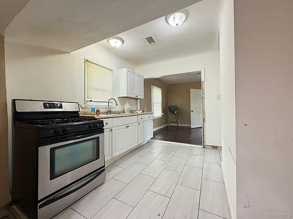 3rd image of 14960 Littlefield St