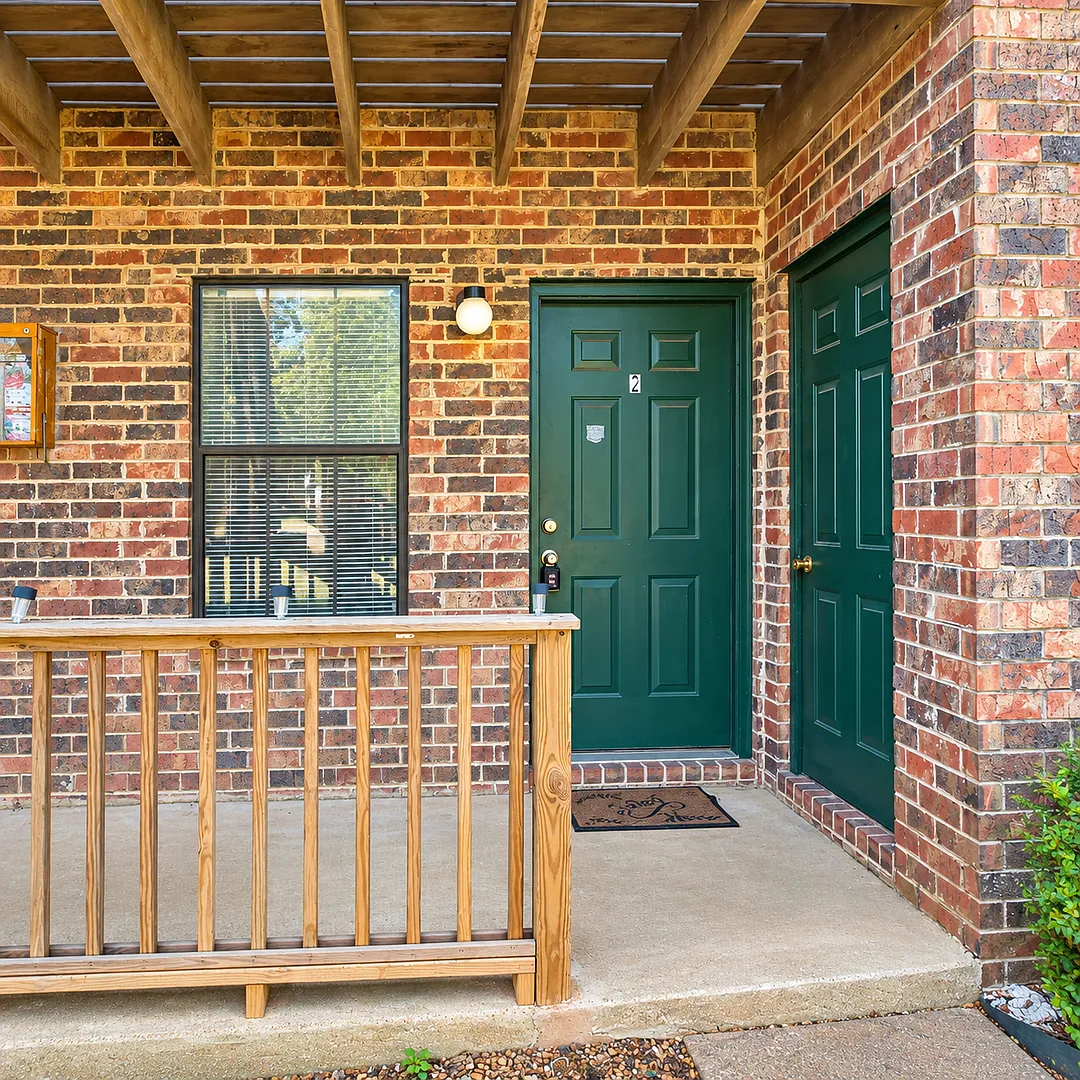 Coming Soon! Available October 15th! 2bd/2ba Downstairs Unit — Photo 2