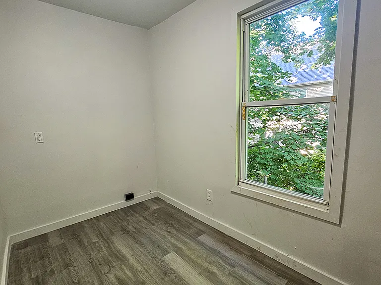 238-01 Newhall St — Photo 6
