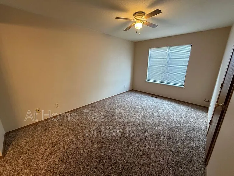 739 E Bain St — Photo 3