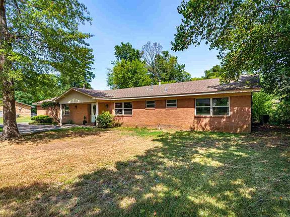 4th image of 1402 Auburn Dr