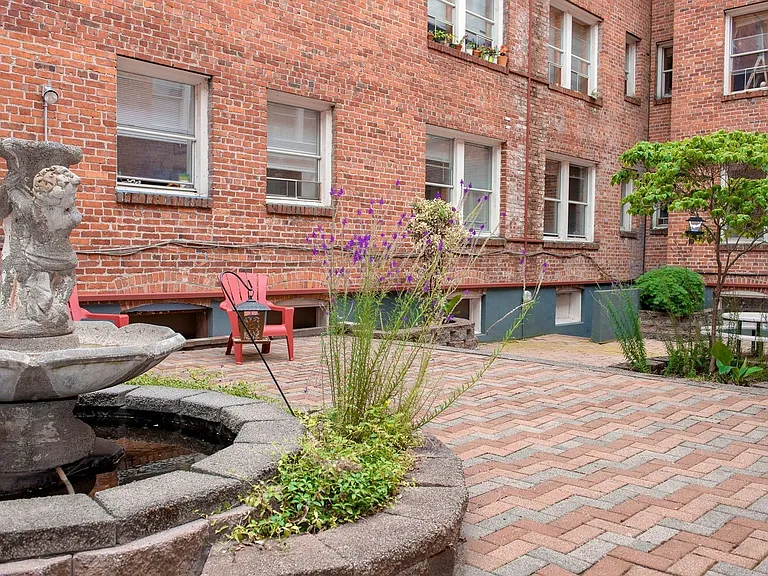 Abbottsford Apartments — Photo 97